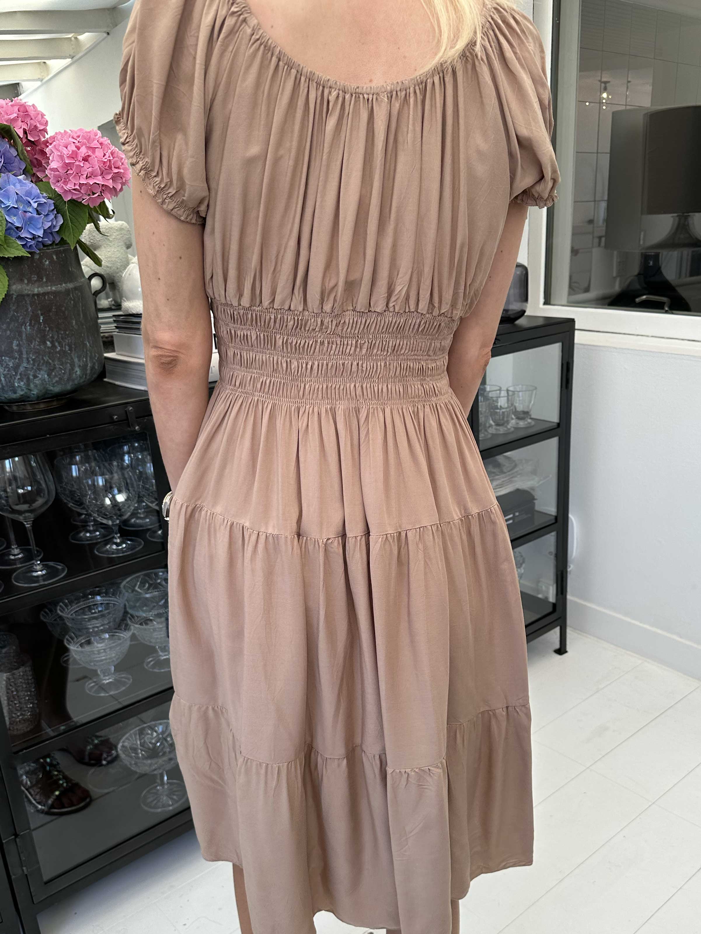 Finalia short - Sød kjole med pufærmer og elastik i taljen